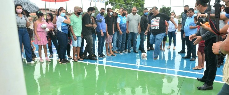 Governador cobra penâlti durante entrega da Praça da Família em Buriti Bravo. (Foto: Nael Reis)