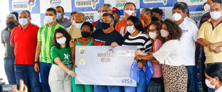 Mais 867 moradores de São Luís foram beneficiados com a entrega de cartões do Programa Minha Casa Melhor. (Foto: Handson Chagas)