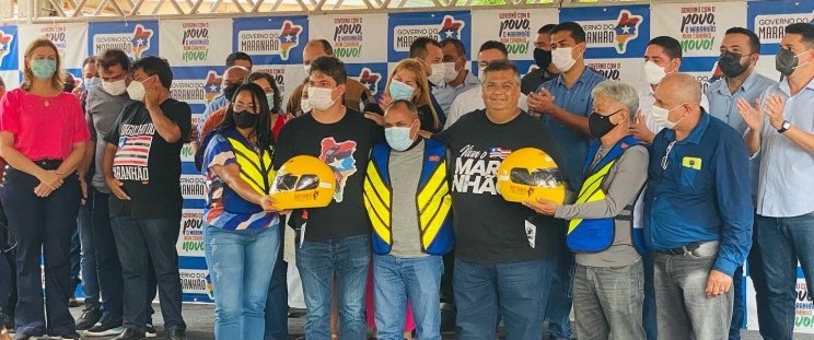 Entrega de capacetes e coletes para profissionais mototaxistas. Foto: Divulgação