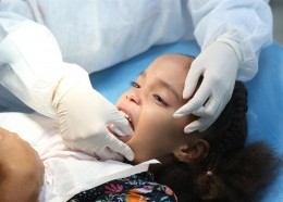 A pequena Luna Sofia, de 6 anos de idade, recebendo atendimento odontológico. (Foto: Ilano Lima/Márcio Sampaio)