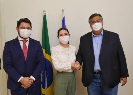 Flávio Dino ao lado de representantes da empresa AVB