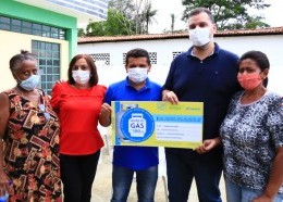 Famílias da comunidade também receberam vale-gás e cestas básicas