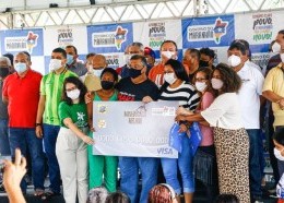Mais 867 moradores de São Luís foram beneficiados com a entrega de cartões do Programa Minha Casa Melhor. (Foto: Handson Chagas)