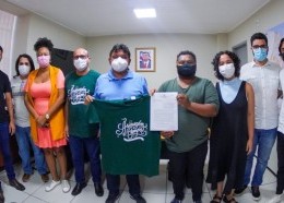O secretário Márcio Jerry e os membros da Cooperativa Central de Reforma Agrária do Estado. (Foto: Divulgação)