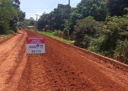 Além da pavimentação, a via receberá meio-fio e sarjetas. (Foto: Divulgação)