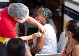Quarta dose contra a Covid-19 está disponível para idosos com 60 anos ou mais