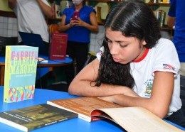 Estudante do CE Monsenhor Dourado, na Sala de Leitura Maria de Jesus Rodrigues Muniz