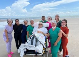 Rodeado pela família e equipe multiprofissional, o aposentado José Pinheiro pôde satisfazer a vontade de ver o mar e sentir o calor do sol (Foto: Divulgação)