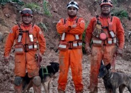Equipe de buscas com as cadelas Flecha e Pandora