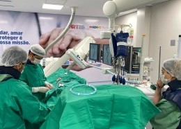 Paciente recebeu um implante de stent modificador de fluxo para tratamento de aneurisma cerebral (Foto: Divulgação)