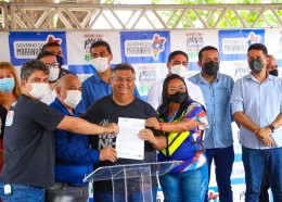 Para a categoria de mototaxistas, o governador garantiu itens de proteção individual, com a entrega de mil capacetes, coletes e certificados