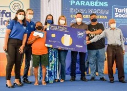 Dona Maria Tereza foi contemplada com um vale-troca de uma geladeira como integrante da milionésima família beneficiada