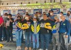 Entrega de capacetes e coletes para profissionais mototaxistas. Foto: Divulgação